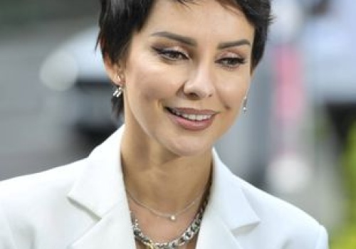 Wypadła obłędnie. Satynowa kreacja Gardias to majstersztyk