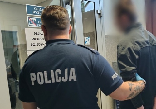 19-latek stosował przemoc wobec bliskich. Ale wpadł przez „przyprawy” na blacie