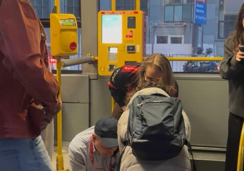 Dramatyczna akcja ratunkowa. Kierowca miejskiego autobusu reanimował 18-letnią pasażerkę. Wielkie Brawa!