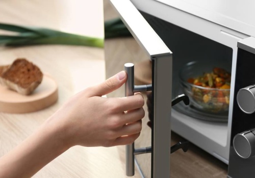 Nigdy nie podgrzewaj tych trzech rzeczy w mikrofalówce. Prosta droga do zatrucia