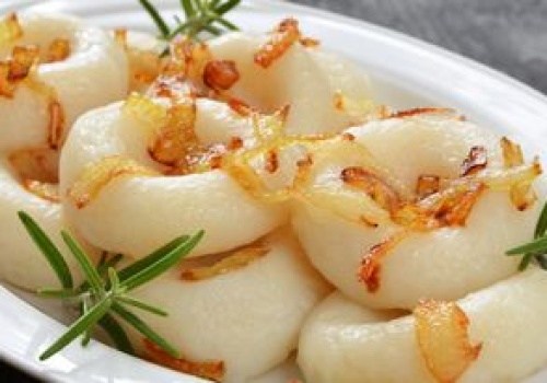 Dodaj do ciasta. Kluski śląskie będą sprężyste, delikatne i pozbędziesz się efektu zbitej masy