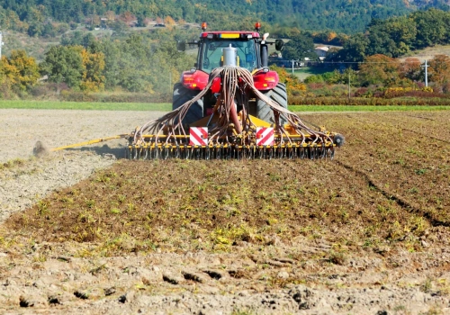 Tyle zarabia operator ciągnika w żniwa. Stawki w 2026 zaskakują