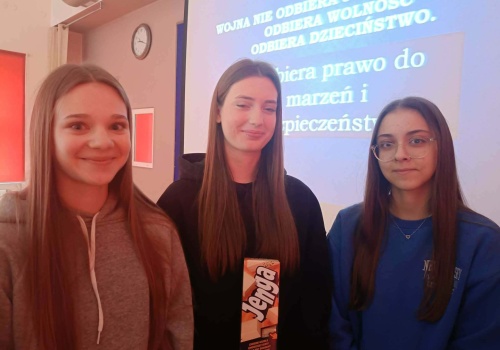 „RESET: dzieciństwo anulowane”. Uczennice z Bartoszyc skłaniają do refleksji nad losem rówieśników