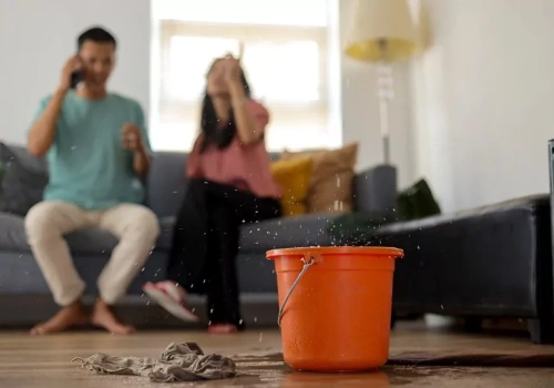 Wymienił stary dach na nowy. Przez błąd wykonawcy po pierwszym deszczu miał mokry sufit