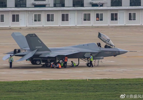 Chiński samolot pokładowy J-35 z oficjalnym przydomkiem