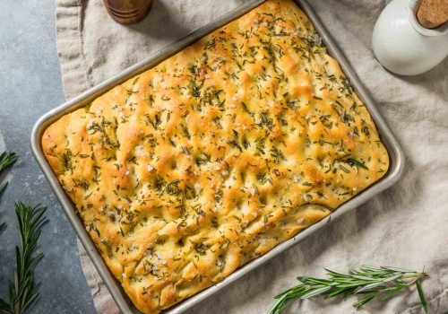 Domowa focaccia z rozmarynem i czosnkiem. Prosty przepis na puszyste włoskie ciasto