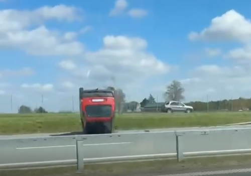 Wypadek na S19 w Niedrzwicy Dużej, auto leży na dachu. Zablokowany jeden pas w kierunku Lublina