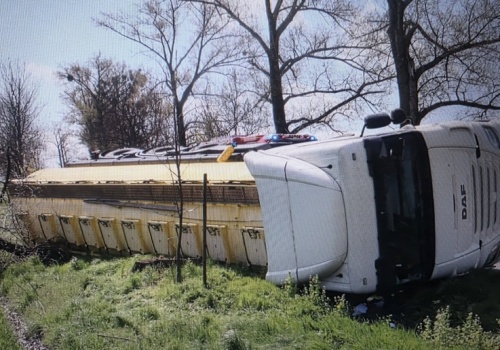 Wywróciła się autocysterna z paszą. Kierowca w szpitalu