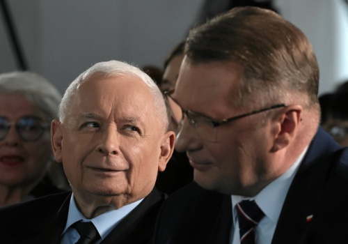 Konflikt w PiS zażegnany? Kaczyński wystąpił z Czarnkiem i Morawieckim. 