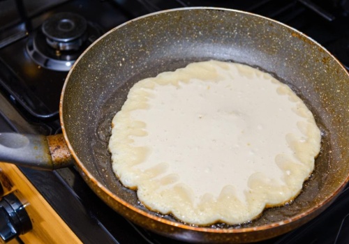 Zapomnij o słodkich naleśnikach raz na zawsze. Ten farsz przebija wszystko