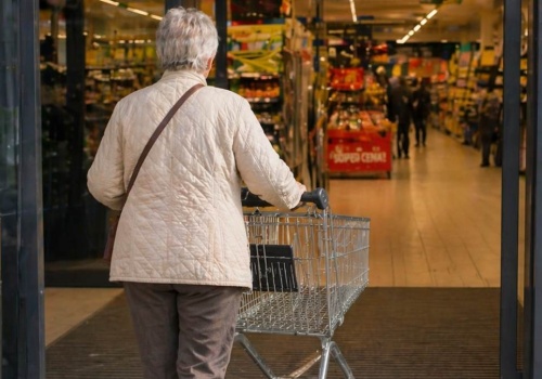 Koniec z bólem pleców podczas zakupów. Sztuczka seniora z wózkiem sklepowym zaoszczędzi trudu