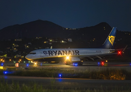 Szturm pasażerów na płytę lotniska. Przez kilka godzin blokowali samolot Ryanaira