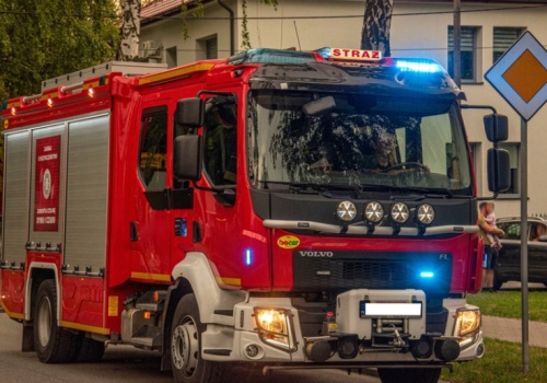 Pożar ciągnika na Mazowszu. Traktor doszczętnie spłonął