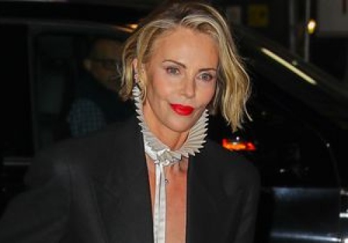 Zrobili jej zdjęcia przed hotelem. 50-letnia Charlize Theron zachwyca