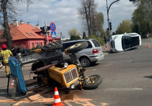 Zderzenie trzech pojazdów na DK50. Auto osobowe i traktor na boku