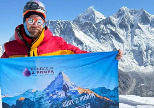 Kościerski ratownik medyczny zdobył szczyt w Himalajach, by wesprzeć Fundację z Pompą