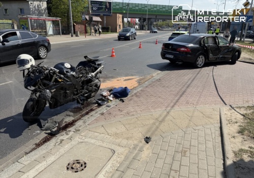 Autem skręcał w lewo i zderzył się z motocyklem. Nieprzytomny motocyklista trafił do szpitala
