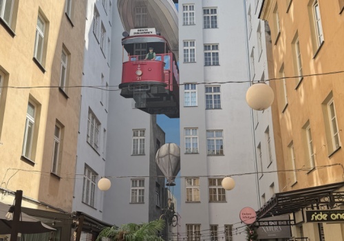 Warszawa oszalała na punkcie nowego muralu. Artysta zabrał głos