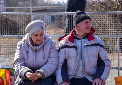Dziadkowie ze strony mamy czy taty? Naukowcy zbadali, których wolą dzieci
