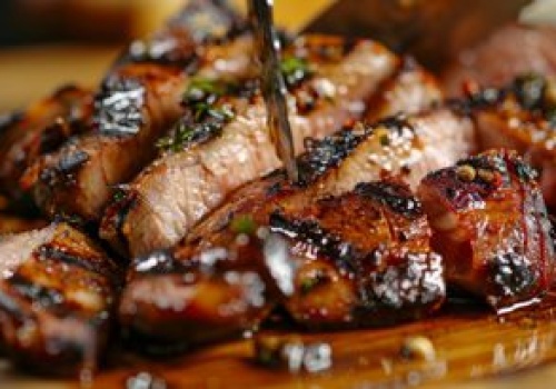 Ta marynata to mistrzostwo. Karkówka z grilla jest mięciutka, soczysta i ma delikatnie chrupiącą skórkę