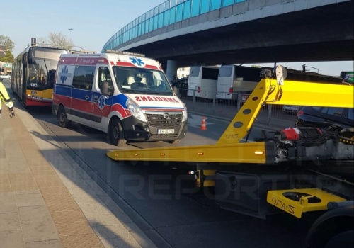 Ładował zepsutą karetkę na lawetę, urwał się uchwyt. Pojazd się stoczył do tyłu i przygniótł laweciarza do autobusu miejskiego. Mężczyzna walczy o życie