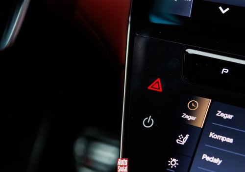 Używamy świateł awaryjnych niezgodnie z przepisami. To już część kultury