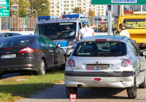 Pomocy! Wjechał mi w auto, a teraz nie chce wzywać policji. Co robić?