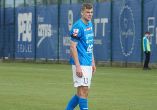 Przewrotka Flisa i zimna krew Podlińskiego. Pogoń ograła Miedź i jest już prawie pewna utrzymania!