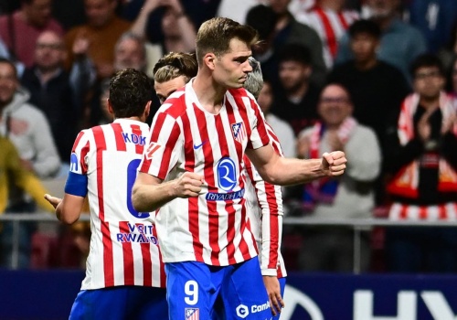 Jest łączony z Barceloną. Jego dwa gole przerwały fatalną passę Atletico