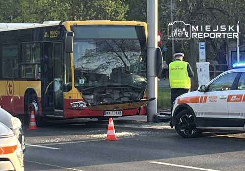 Półtoraroczna dziewczynka ranna po wypadku autobusu który uderzył w słup