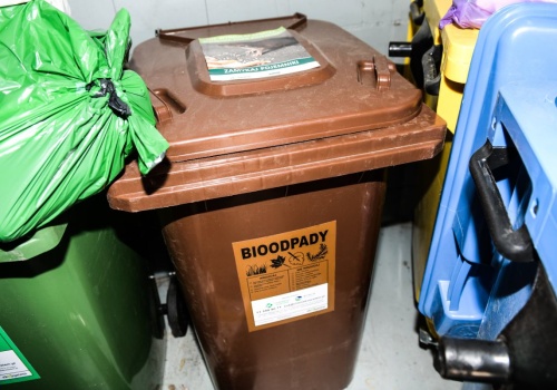 Naklejka prawdy na pojemniku. Nie zabiorą twoich śmieci i doliczą 47 zł kary od osoby