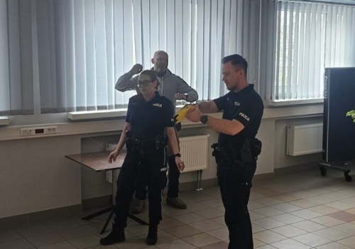 Policjanci z Lublińca szkolą się z użycia paralizatora. Zakończyli egzamin