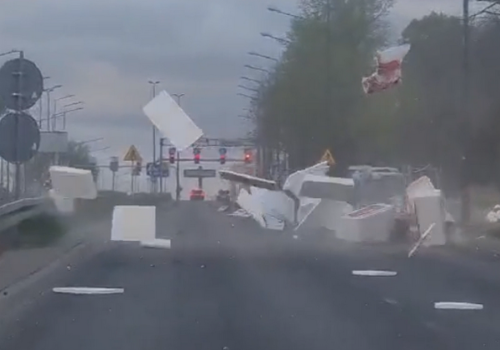 Wiatr porwał materiały budowlane na jezdnię. Niebezpiecznie na al. Spółdzielczości Pracy