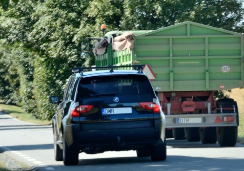 Czy można wyprzedzić traktor na ciągłej linii? Wyjaśniamy przepisy