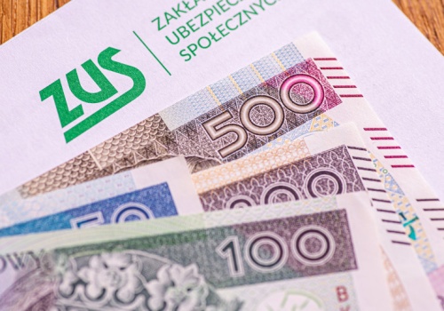 Miało być 200 zł więcej, a nie jest. Teraz ZUS tłumaczy się emerytom