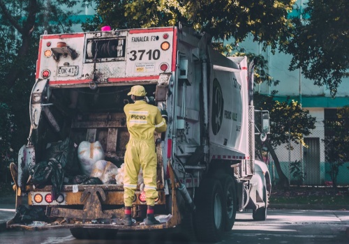 Śmieciarz zarabia więcej niż nauczyciel. Cichy bonus z butelek robi różnicę