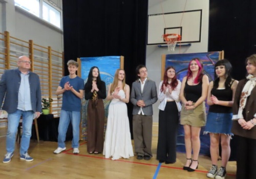 Kwietniowy dodatek “Z życia szkoły”. Co słychać w LOS – ie?