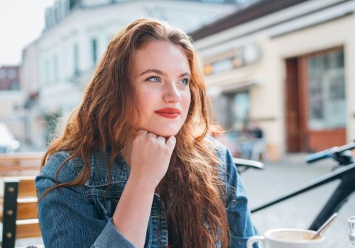 Nie miłość, pieniądze ani rodzina. Co naprawdę uszczęśliwia ludzi?