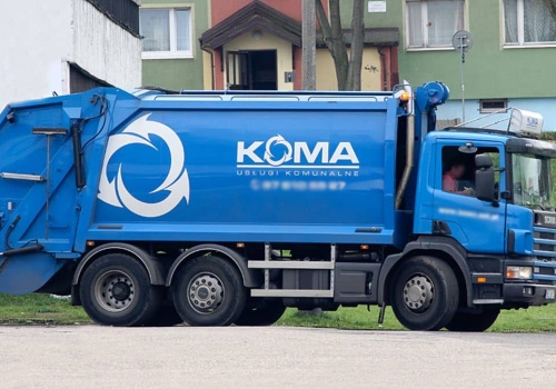 Pożar śmieciarki podczas odbioru odpadów. Ktoś wyrzucił niebezpieczny przedmiot