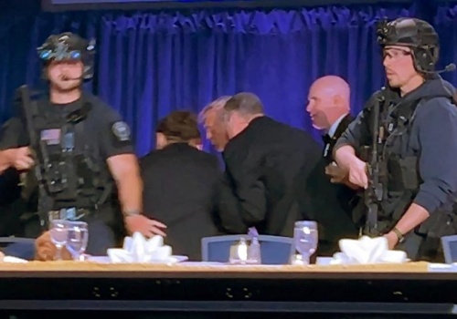 Strzały na kolacji prezydenta z dziennikarzami. Donald Trump ewakuowany