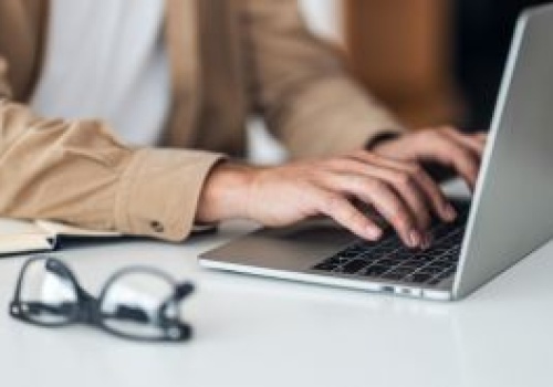 AI skraca czas pracy nawet o 7 tygodni rocznie. Opublikowali wyniki badań