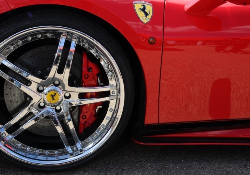 Zamiast kredytum składka ze znajomymi. Tak Gen Z kupuje Ferrari i Porsche