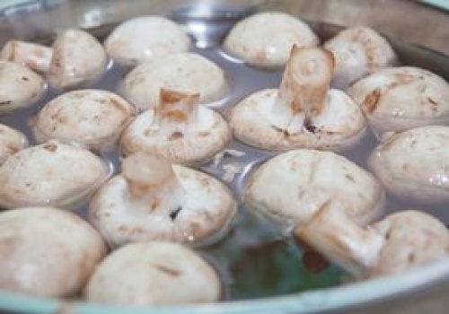 Kucharze tylko przecierają szmatką. Mycie pod kranem to największy błąd, jaki możesz zrobić