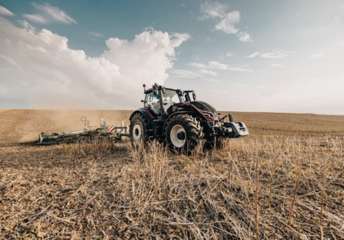 Przekazujesz gospodarstwo synowi? Sprawdź, co dzieje się z OC na ciągnik