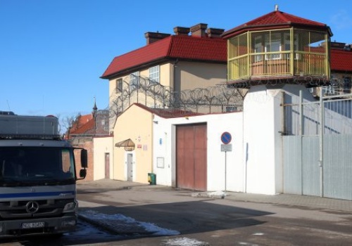 Umorzenie postępowania ws. przemocy w ZK w Barczewie. Szokująca relacja byłego osadzonego kontra ustalenia prokuratury
