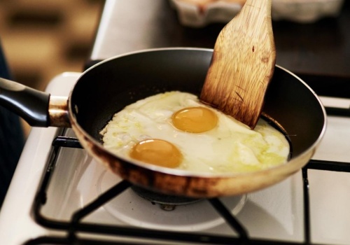 Jedna prosta zmiana i jajka sadzone wyjdą perfekcyjne. Białko będzie ścięte, a żółtko płynne