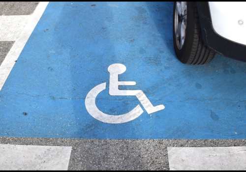 Karty parkingowe dla niepełnosprawnych po nowemu. Państwo wreszcie dostrzegło absurd