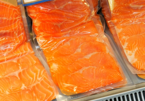 W Polsce jemy bez limitu. Tymczasem kolejne kraje wprowadzają regulacje.