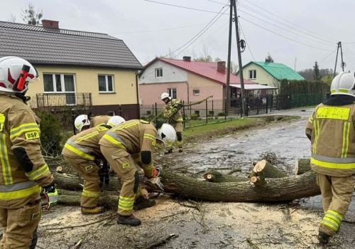 Wichury nad Polską nie ustają. IMGW ostrzega przed wiatrem do 80 km/h. Kiedy odpuści?
