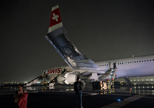 Pożar silnika w samolocie SWISS. Konieczna była ewakuacja, 6 osób zostało rannych